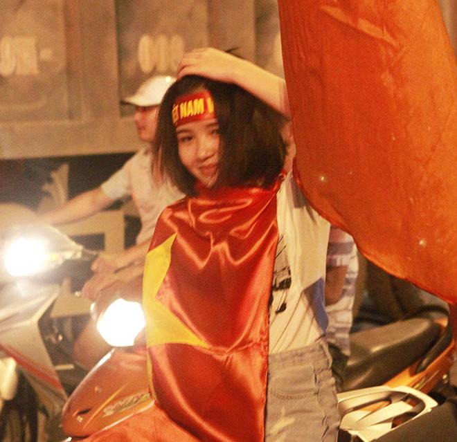 Cổ động viên nữ mặc áo trễ sexy ăn mừng U23 Việt Nam hạ Syria-6