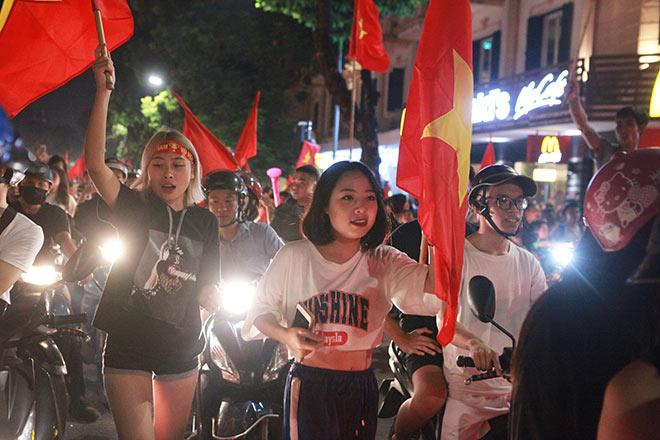 Cổ động viên nữ mặc áo trễ sexy ăn mừng U23 Việt Nam hạ Syria-7