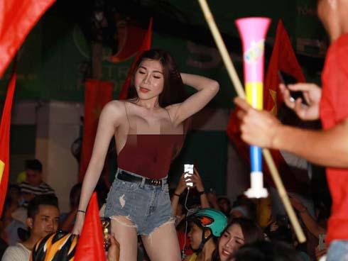Cổ động viên nữ mặc áo trễ sexy ăn mừng U23 Việt Nam hạ Syria
