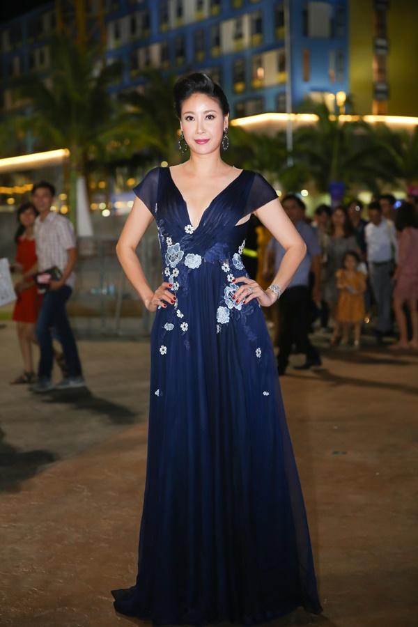 2 nàng hậu khoe chân trong mẫu váy xẻ cao ngút ngàn, Kỳ Duyên và Đỗ Mỹ Linh ai hấp dẫn hơn-7