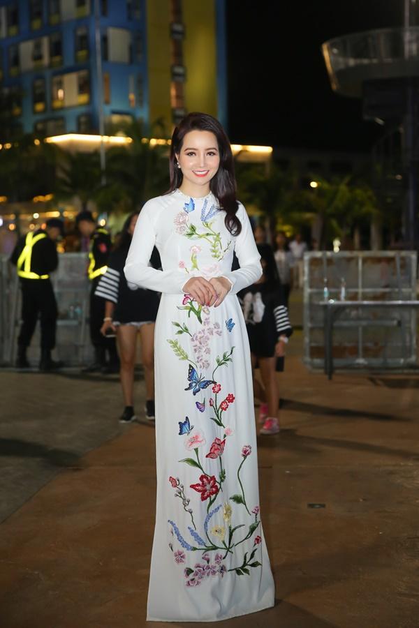 2 nàng hậu khoe chân trong mẫu váy xẻ cao ngút ngàn, Kỳ Duyên và Đỗ Mỹ Linh ai hấp dẫn hơn-12