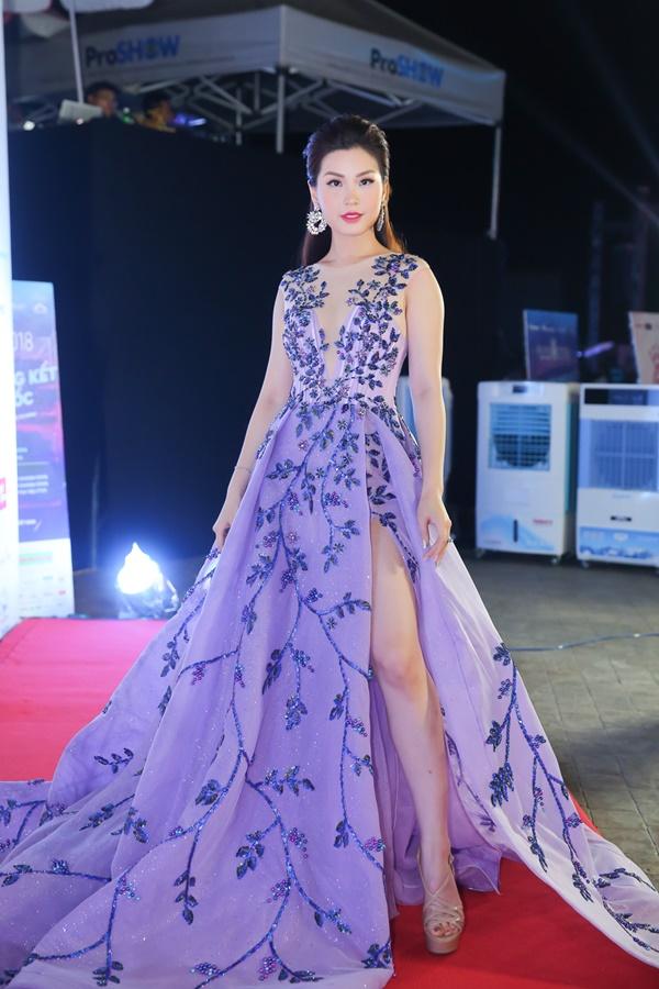 2 nàng hậu khoe chân trong mẫu váy xẻ cao ngút ngàn, Kỳ Duyên và Đỗ Mỹ Linh ai hấp dẫn hơn-10