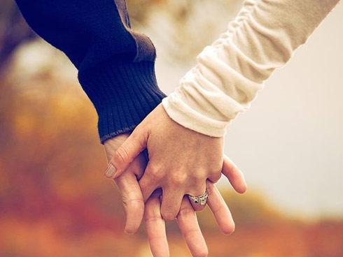 Bên cạnh anh lúc này mà tim cứ ôm mộng được yêu anh của nhiều năm trước