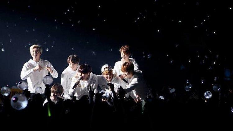 Big Hit chơi chiêu không bán online: Hàng ngàn fan BTS thức xếp hàng từ đêm khuya, rất nhiều phụ huynh có mặt để… bảo vệ con-5