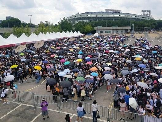 Big Hit 'chơi chiêu' không bán online: Hàng ngàn fan BTS thức xếp hàng từ đêm khuya, rất nhiều phụ huynh có mặt để… bảo vệ con