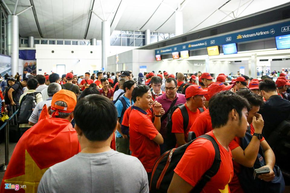 Người hâm mộ ùn ùn đi tiếp lửa cho Olympic Việt Nam từ mờ sáng-2