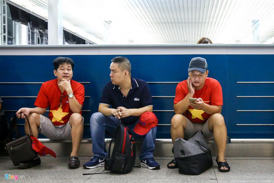 Người hâm mộ ùn ùn đi tiếp lửa cho Olympic Việt Nam từ mờ sáng-3