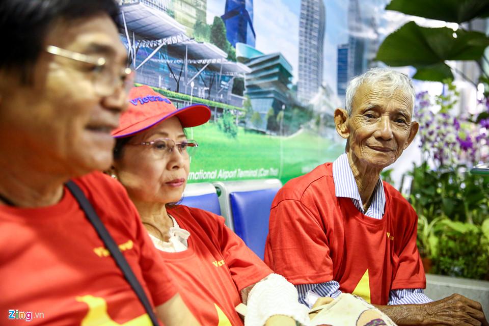 Người hâm mộ ùn ùn đi tiếp lửa cho Olympic Việt Nam từ mờ sáng-4
