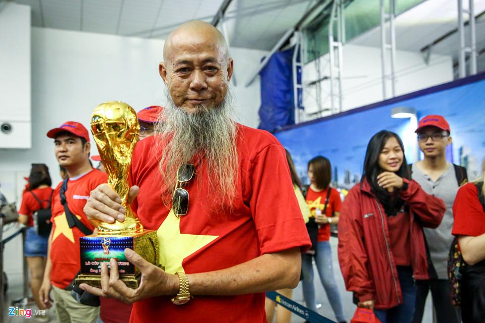 Người hâm mộ ùn ùn đi tiếp lửa cho Olympic Việt Nam từ mờ sáng-5