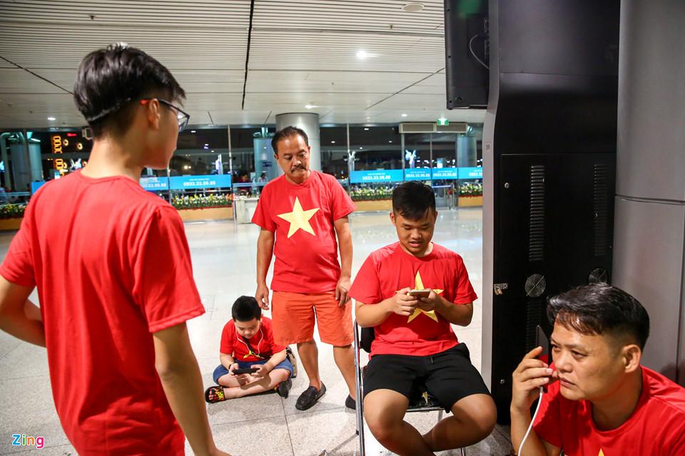 Người hâm mộ ùn ùn đi tiếp lửa cho Olympic Việt Nam từ mờ sáng-8