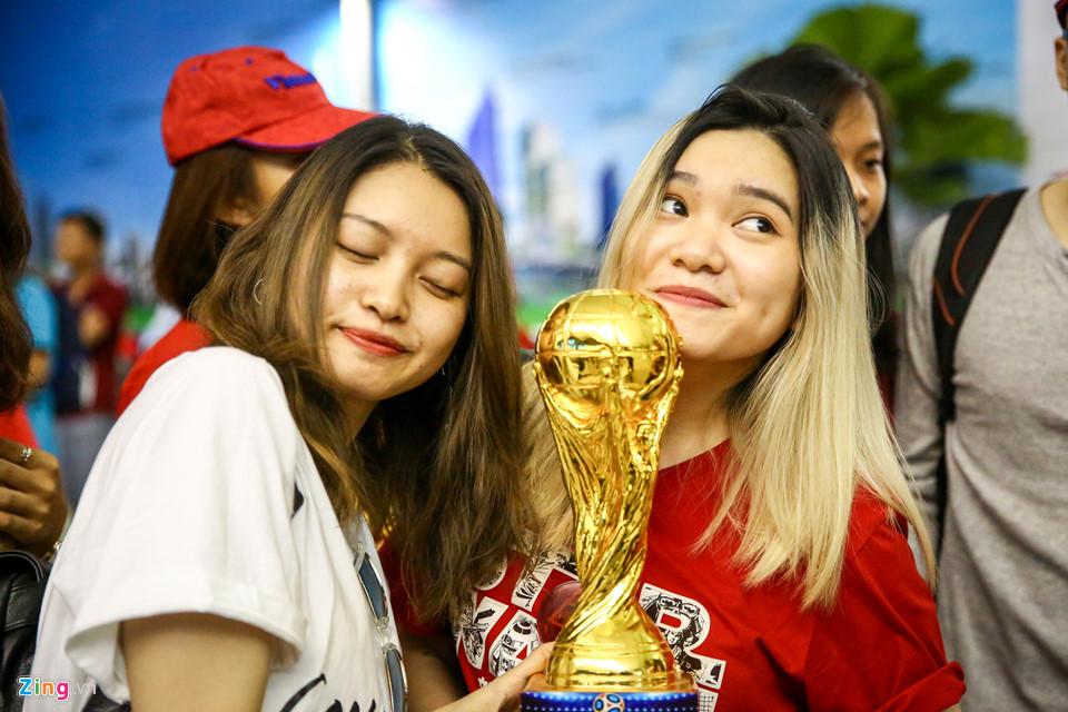 Người hâm mộ ùn ùn đi tiếp lửa cho Olympic Việt Nam từ mờ sáng-9