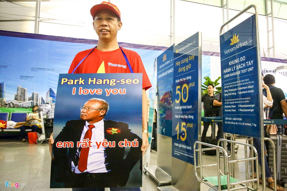 Người hâm mộ ùn ùn đi tiếp lửa cho Olympic Việt Nam từ mờ sáng-12