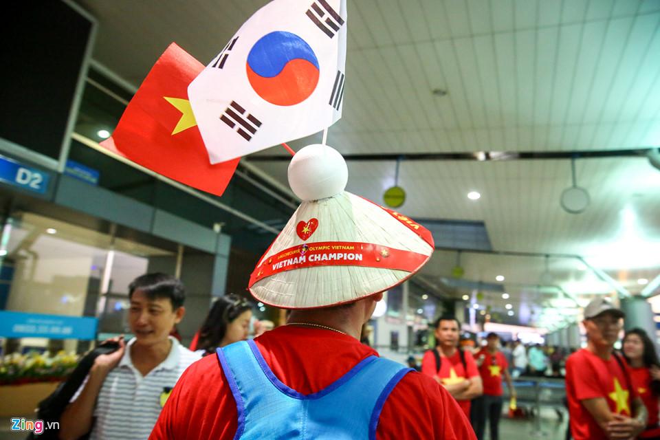 Người hâm mộ ùn ùn đi tiếp lửa cho Olympic Việt Nam từ mờ sáng-13