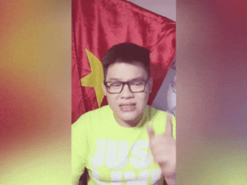 Fan nhí chân chính là đây: Quỳ gối cầu xin thần linh phù hộ cho U23 Việt Nam thắng Hàn Quốc-1
