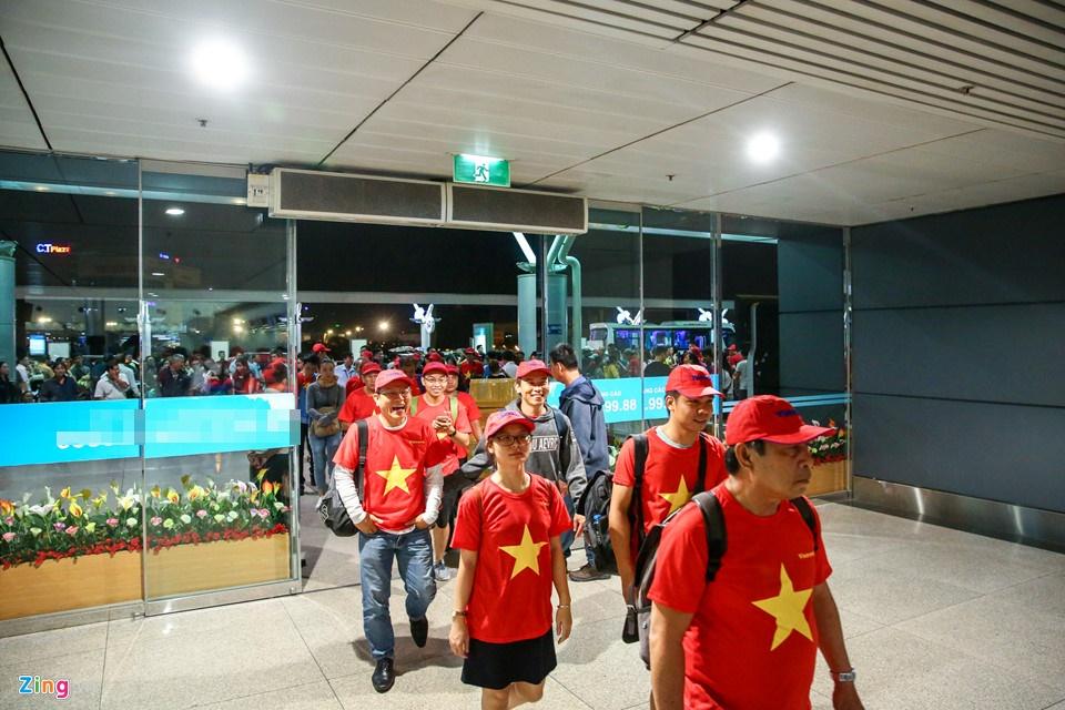 Người hâm mộ ùn ùn đi tiếp lửa cho Olympic Việt Nam từ mờ sáng-1