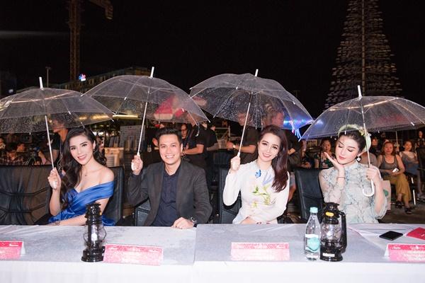 Ai vẫn đang nghĩ Kỳ Duyên ghét Huyền My thì xem lại hành động đáng yêu này của nàng hậu Việt đi nhé!-6