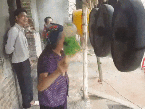 Clip: Xem bà nội thủ môn Bùi Tiến Dũng cầu may theo cách đặc biệt cho cháu trai và đội tuyển U23 Việt Nam