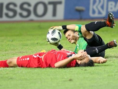 Thủ môn Bùi Tiến Dũng nhắn nhủ người hâm mộ: 'Cứ ăn ngon và khoẻ là sẽ vui'