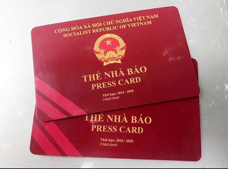 Thẻ nhà báo được bán với giá vỉa hè!-2
