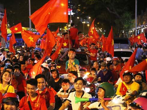 Thua Hàn Quốc, CĐV Việt Nam vẫn 'đi bão'