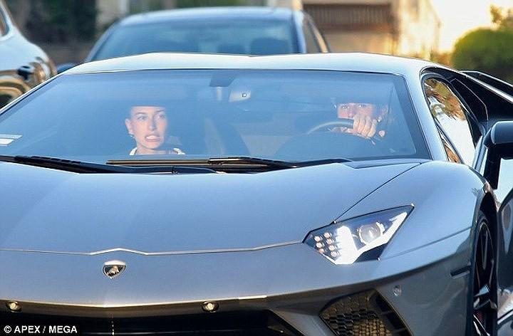 Justin Bieber lộ vẻ mặt căng thẳng, khoác vai bạn gái đi ăn tối-9