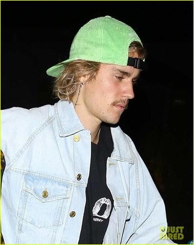 Justin Bieber lộ vẻ mặt căng thẳng, khoác vai bạn gái đi ăn tối-6