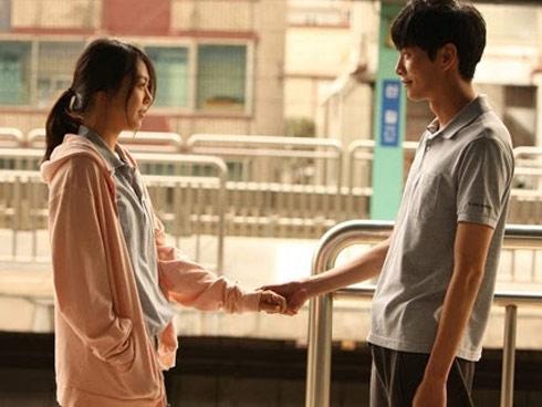 Nỗi khổ tâm của anh chàng khi có người yêu chẳng biết gì về bóng đá