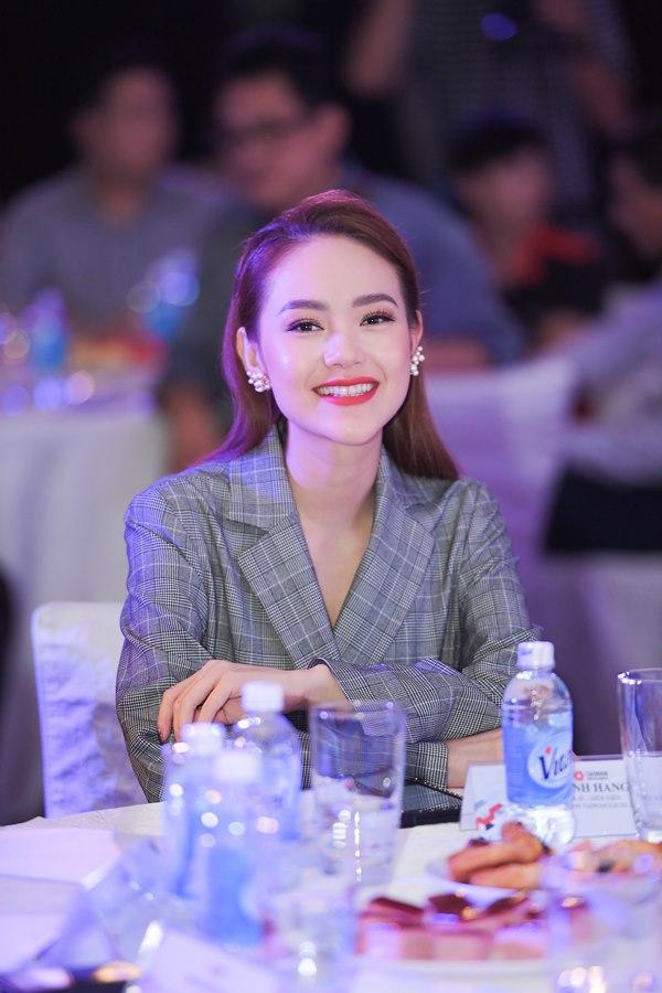 Chiếc cằm trứ danh của Minh Hằng có vẻ đã chịu nằm yên sau thời gian dài làm khổ mỹ nhân-1