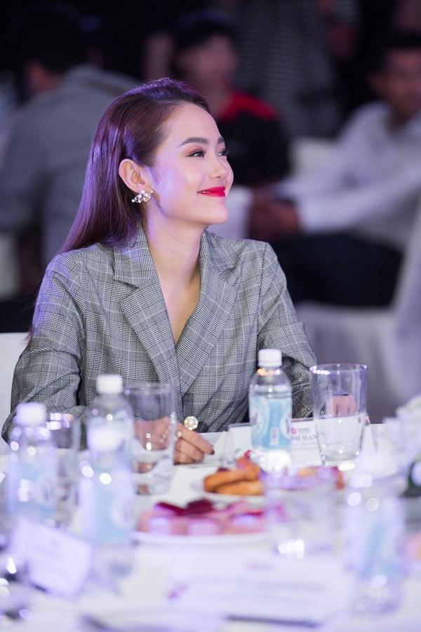 Chiếc cằm trứ danh của Minh Hằng có vẻ đã chịu nằm yên sau thời gian dài làm khổ mỹ nhân-2