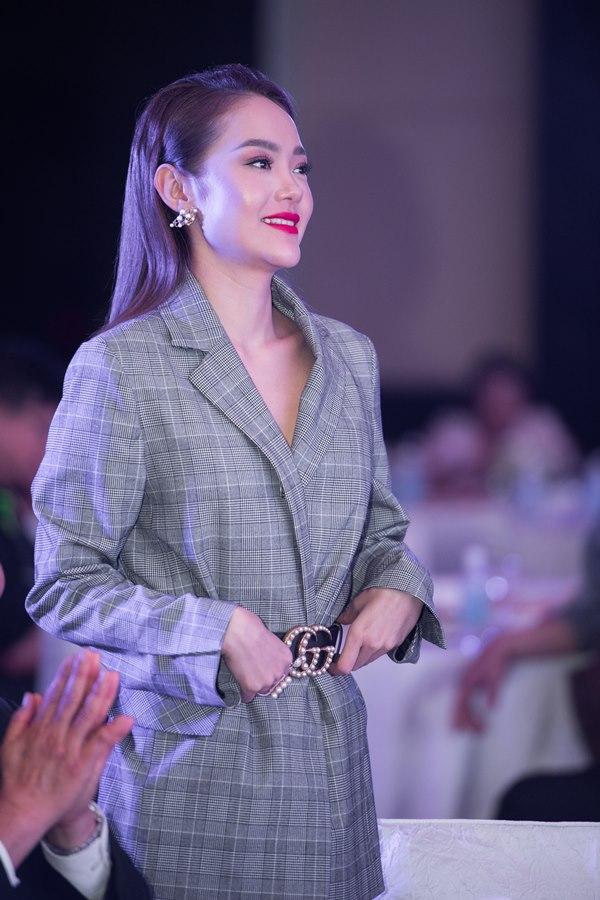 Chiếc cằm trứ danh của Minh Hằng có vẻ đã chịu nằm yên sau thời gian dài làm khổ mỹ nhân-4