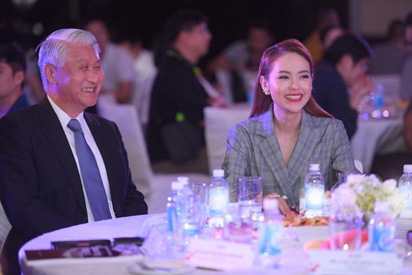 Chiếc cằm trứ danh của Minh Hằng có vẻ đã chịu nằm yên sau thời gian dài làm khổ mỹ nhân-3