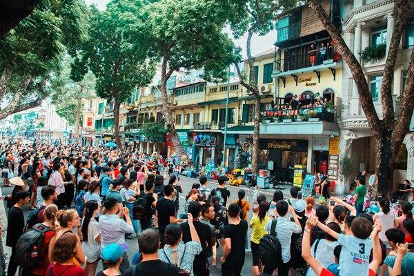 Hàng trăm fan vây kín nhà Tuấn Hưng sau trận đấu của U23 để làm điều này-3