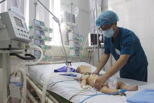 Bé trai 6 tháng tuổi nguy kịch sau khi được chữa mở khóa đầu-1