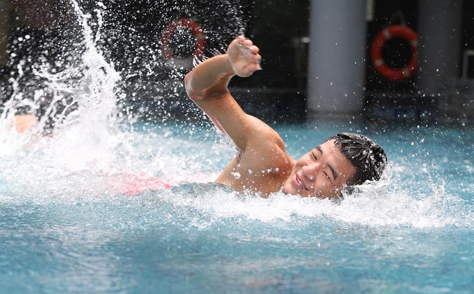 Khẳng định không biết bơi nhưng trung vệ Bùi Tiến Dũng quyết ăn thua đến cùng với Đình Trọng-2