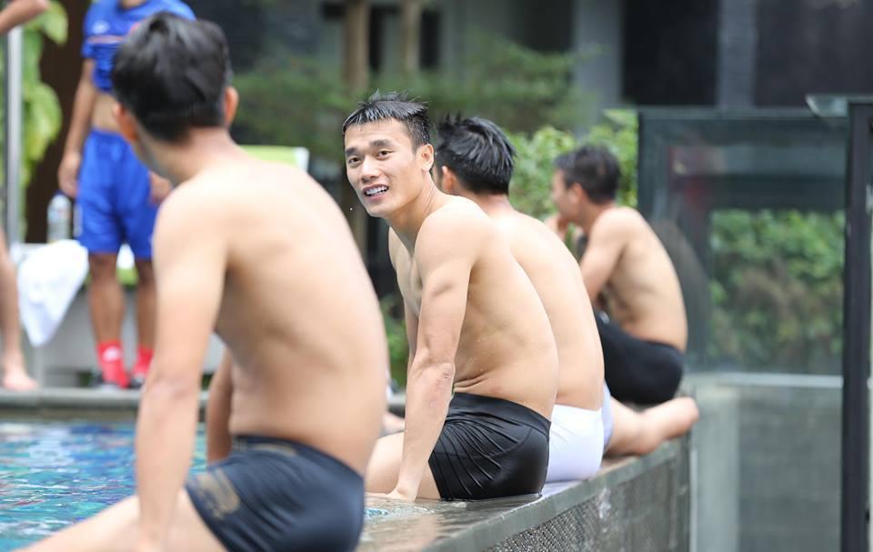 Khẳng định không biết bơi nhưng trung vệ Bùi Tiến Dũng quyết ăn thua đến cùng với Đình Trọng-3