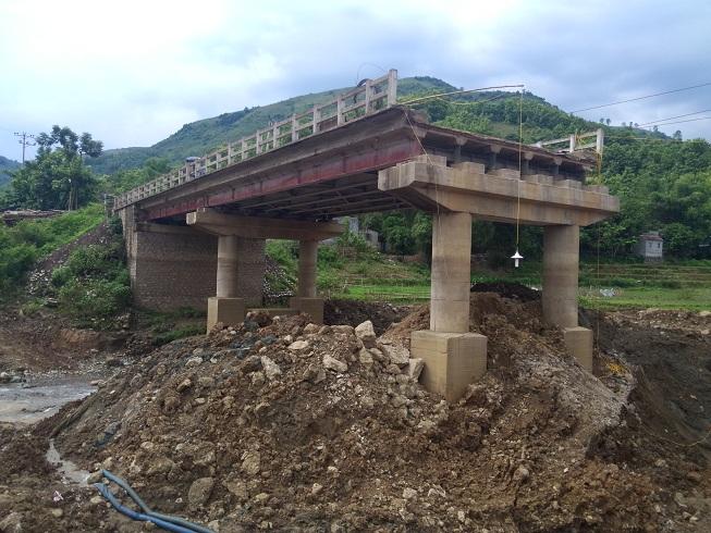 Sơn La: QL6 thành sông, ô tô liều mình lao như xe lội nước-9