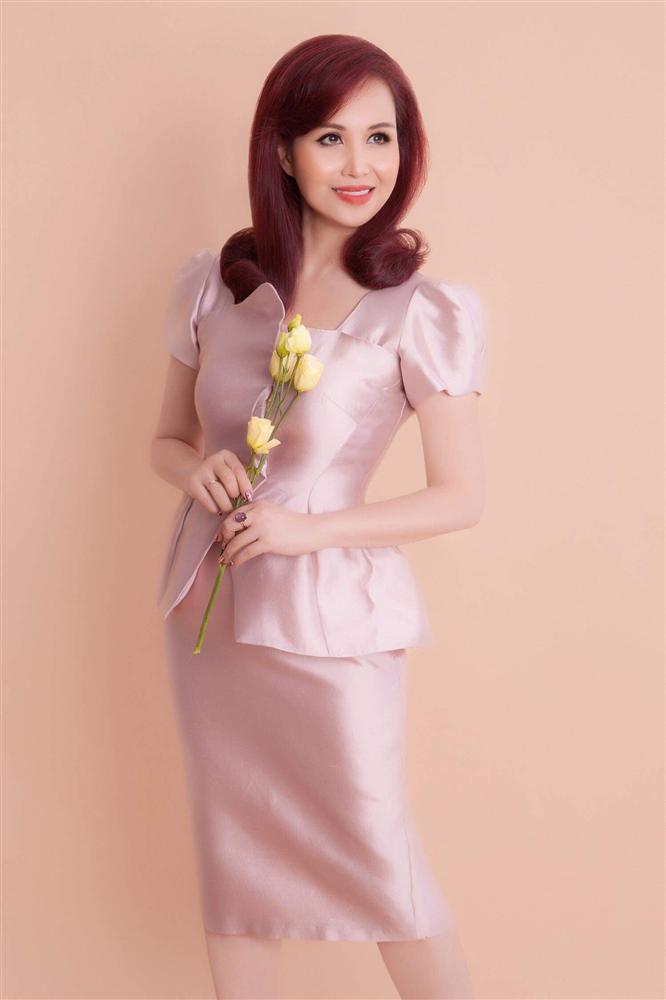 Hoa hậu Việt Nam 1990 Nguyễn Diệu Hoa cầm cân nảy mực tại Người mẫu Quý bà Việt Nam 2018-3