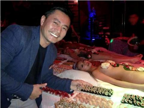 Trước khi có bức ảnh Quang Vinh chụp cạnh bộ phận sinh dục, nhiều sao Việt cũng khốn đốn vì tạo dáng thị phi-4