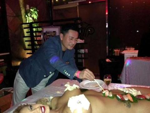 Trước khi có bức ảnh Quang Vinh chụp cạnh bộ phận sinh dục, nhiều sao Việt cũng khốn đốn vì tạo dáng thị phi-5