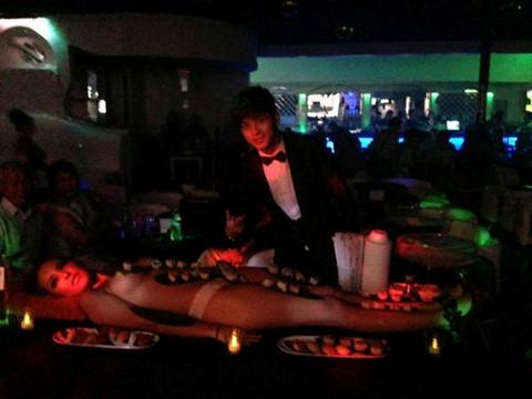 Trước khi có bức ảnh Quang Vinh chụp cạnh bộ phận sinh dục, nhiều sao Việt cũng khốn đốn vì tạo dáng thị phi-3