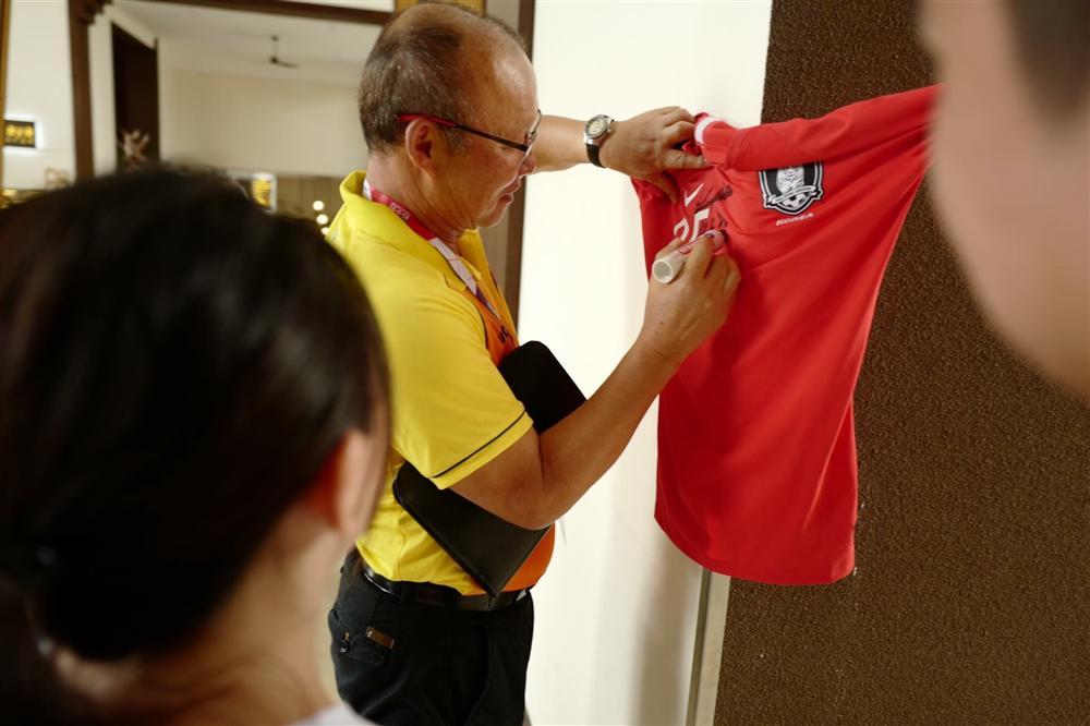 Fan nhí may mắn nhất Vịnh Bắc Bộ: Được thầy Park hướng dẫn câu cá lại chụp ảnh cùng dàn soái ca U23-3