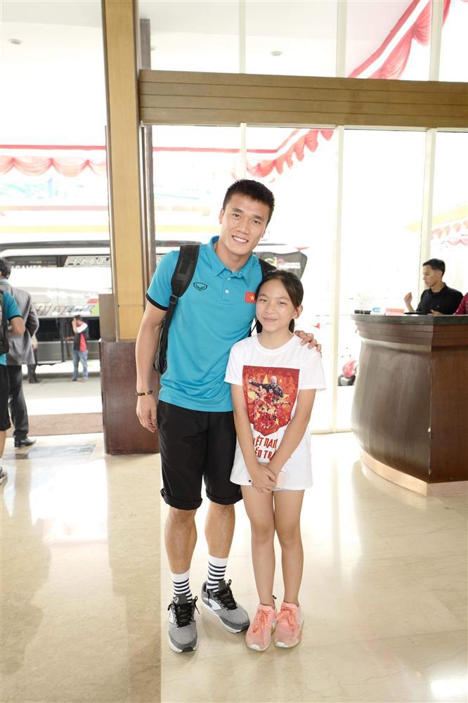 Fan nhí may mắn nhất Vịnh Bắc Bộ: Được thầy Park hướng dẫn câu cá lại chụp ảnh cùng dàn soái ca U23-4