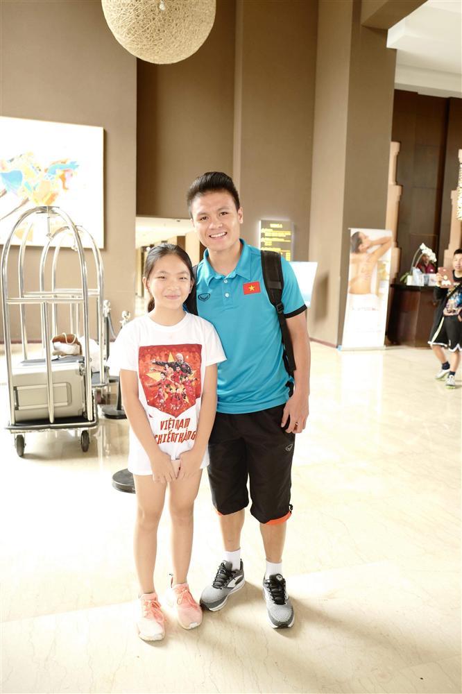 Fan nhí may mắn nhất Vịnh Bắc Bộ: Được thầy Park hướng dẫn câu cá lại chụp ảnh cùng dàn soái ca U23-5