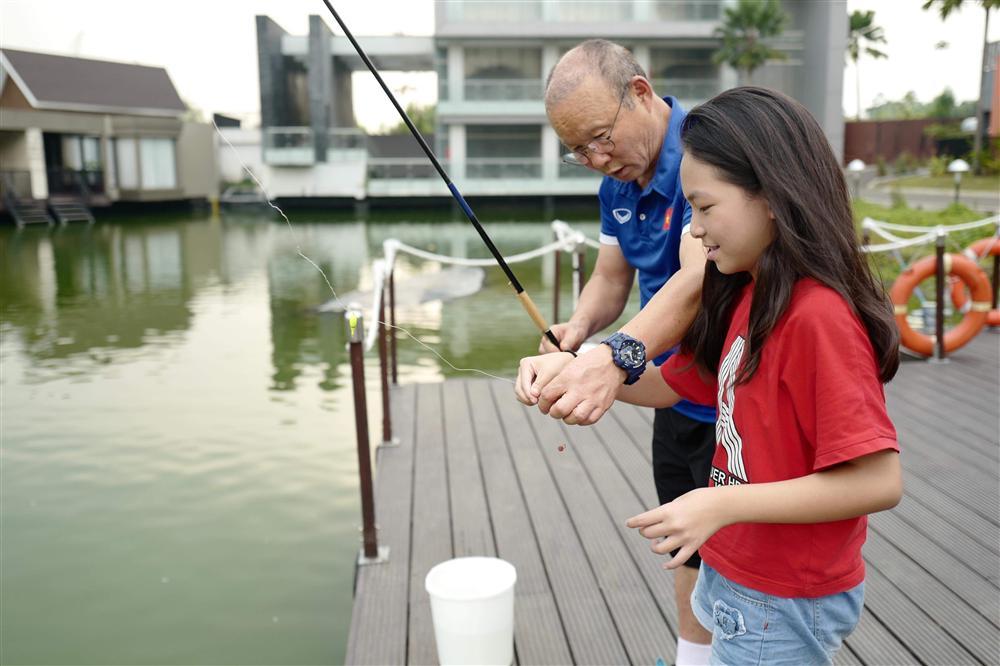 Fan nhí may mắn nhất Vịnh Bắc Bộ: Được thầy Park hướng dẫn câu cá lại chụp ảnh cùng dàn soái ca U23-1