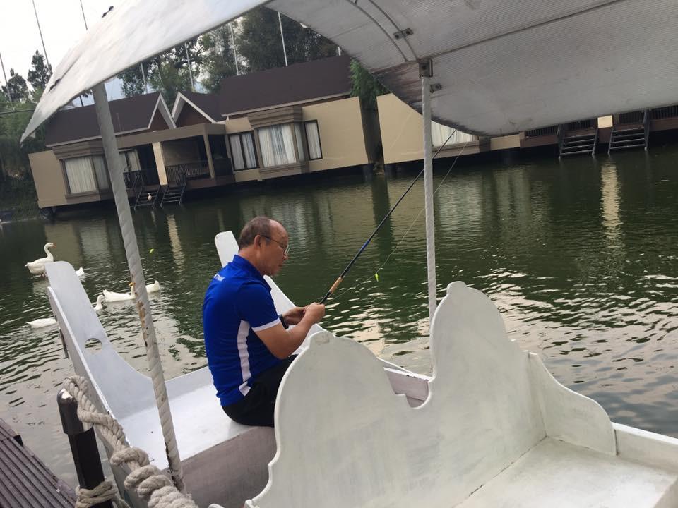 Fan nhí may mắn nhất Vịnh Bắc Bộ: Được thầy Park hướng dẫn câu cá lại chụp ảnh cùng dàn soái ca U23-7