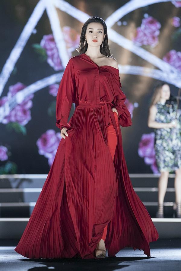 Đỗ Mỹ Linh thừa sức lấn sân sang nghiệp người mẫu với màn catwalk đỉnh của đỉnh-3