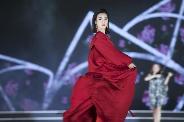 Đỗ Mỹ Linh thừa sức lấn sân sang nghiệp người mẫu với màn catwalk đỉnh của đỉnh-5