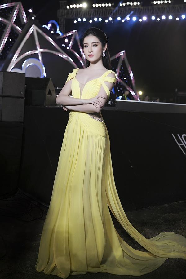 Đỗ Mỹ Linh thừa sức lấn sân sang nghiệp người mẫu với màn catwalk đỉnh của đỉnh-6