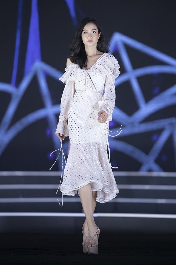 Đỗ Mỹ Linh thừa sức lấn sân sang nghiệp người mẫu với màn catwalk đỉnh của đỉnh-8