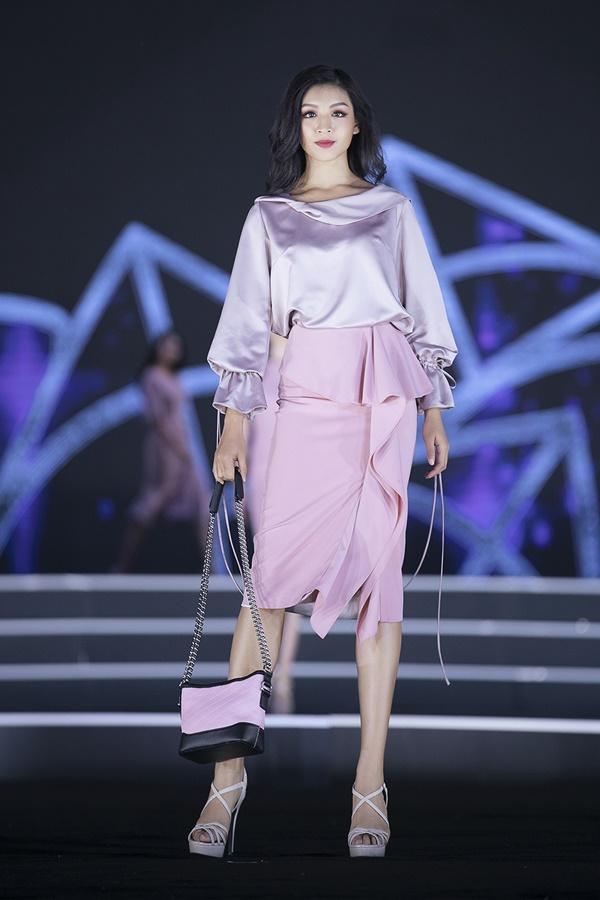 Đỗ Mỹ Linh thừa sức lấn sân sang nghiệp người mẫu với màn catwalk đỉnh của đỉnh-9